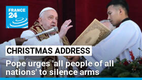 Le pape François délivre le message Urbi et Orbi depuis le balcon principal de la basilique Saint-Pierre dans le cadre des célébrations de Noël, au Vatican, le 25 décembre 2024.